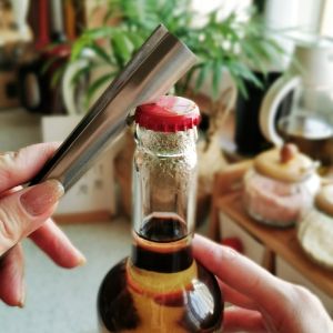 พู่กันน้ำสตีลสไตล์สร้างสรรค์สำหรับบ้าน ด้ามยาว ด้ามจับแบบยูนิเซ็กซ์ ดีไซน์พิเศษสำหรับเครื่องเปิดฝาขวดเบียร์