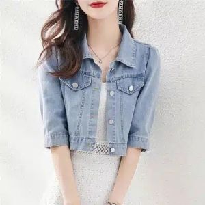 เสื้อแจ็คเก็ตยีนส์ทรงสั้นบางสำหรับผู้หญิงในช่วงฤดูร้อนปี 2022 สไตล์เกาหลี เสื้อเชิ้ตยีนส์ทรงสั้นแฟชั่น เสื้อผ้าทำงาน
