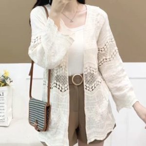 พร้อมส่ง  เสื้อคลุมแขนยาว ผ้าสาลู แต่งลายฉลุ สวยงาม ใส่คลุมสบายๆ มีขาว ครีม