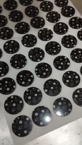 แม่พิมพ์ Stencil ช็อกโกแลต ทำป้ายตกแต่งอาหาร ขนาด 31x22 cm หนา 2.5 mm. พร้อมแผ่นรองประกบ ทรงวงกลมเส้นผ่านศูนย์กลาง 3 cm.