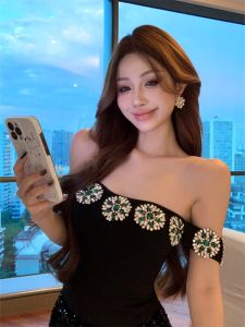 เสื้อกั๊กสายเดี่ยวประดับเพชรสไตล์หนักสำหรับผู้หญิงในช่วงฤดูร้อน เสื้อชั้นในทรงเข้ารูปสุดหรูหรา เสื้อตัวบนสุดสวย เสื้อตัวบนสุดสวยสำหรับใส่กลางแจ้ง