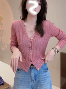 เสื้อสเวตเตอร์ถักแขนยาวทรงสลิมฟิตสำหรับผู้หญิง ฤดูใบไม้ผลิ 2025 เสื้อคลุมกันหนาวสไตล์เกาหลีคอวี