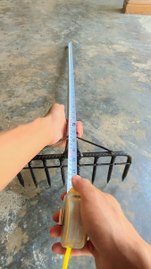 Garukan Sampah Gerigi 8 Gagang Pipa besi Panjang 100 Cm- Garuk Rumput Liar Kering - Alat Kebersihan Rumah - Alat Perkebunan  Garuk Sampah Gagang Pipa Besi Panjang Pembersih Sampah Got Garpu Taman Garukan Sampah Garpu Taman Garpu taman gagang pipa besi Ket