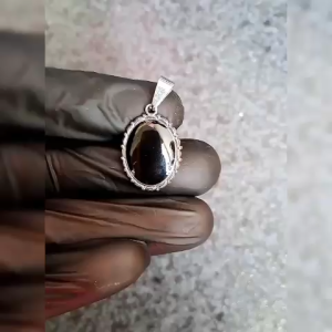 Top Liontin batu Hitam flat ikatan silver Titanium Cantik dan elegan Liontin kalung wanita kekinian Liontin silver batu hitam