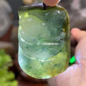 burma jadeite rabbit pendant💯天然缅甸翡翠玉石冰种白底飘绿 背部保留原皮 ➡️💰金钱玉兔🐰 透光特美 高: 5.5cm 宽: 4cm 厚度: 1.3cm 重: 63g
