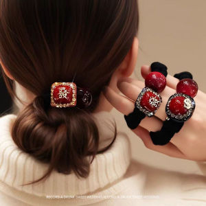 ริบบิ้นผูกผมทรงกลมสีแดงพร้อมลูกปัด ยางยืดทรงม้า ทรงเรขาคณิต ยางยืดทรงม้า สไตล์หรูหรา เครื่องประดับผม ดีไซน์เก๋ไก๋