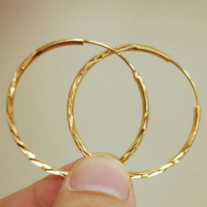 สีทองงามประณีตโลหะสีทองสำหรับผู้หญิงสีทองแบบใหม่ต่างหูห่วงกลมเครื่องประดับคลาสสิก