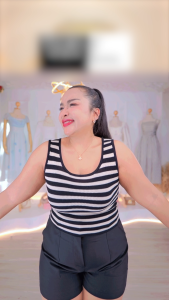 เสื้อครอปไหมพรมลายขวางมินิมอลใส่สบาย แขนกุด คอยู ผ้าไหมพรม