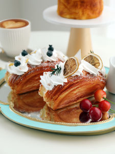 หน้าต่างร้านเบเกอรี่รุ่นขนมปังปลอม สีครีม ขนมปังจําลองเค้กการถ่ายภาพอุปกรณ์ประกอบฉากของตกแต่งสําหรับห้องตัวอย่างและร้านอาหาร