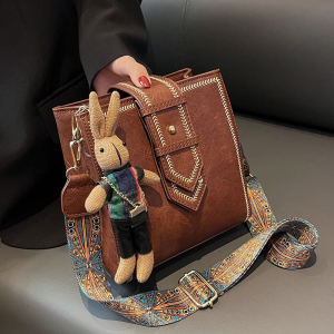 กระเป๋าสะพายข้างทรงถังผู้หญิง ทรงใหม่ ฤดูใบไม้ผลิและฤดูร้อน สไตล์วินเทจ สายกว้าง กระเป๋าสะพายข้างแบบอเนกประสงค์ กระเป๋าถือทรงถัง INS ขนาดเล็ก