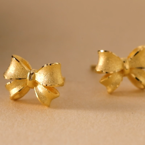 Chow Sang Sang 周生生 999.9 Ribbon Pure Gold Earrings 95301E