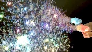 สินค้าตลาดกลางคืนสินค้าขายดี ปืนเป่าฟอง มีเครื่องทำฟองสะพายหลัง เป่าฟองได้เยอะ ปืนยิงฟองขนาดใหญ่พร้อมเอฟเฟกต์แสง ปืนยิงฟองขนาดใหญ่ ราคาโปรโมชั่น