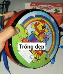 Một chiếc Trống Cơm hoặc trống dẹp bằng nhựa mini cho bé