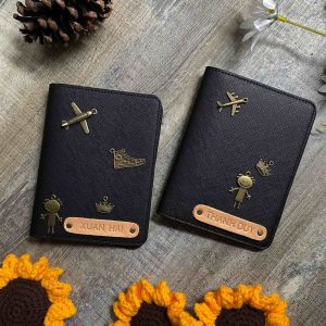 [Coverpassport] Màu Đen quyền lực cá tính & độc đáo. Đóng tên chủ nhân ghép charm nametag unique decor phù điêu đẹp