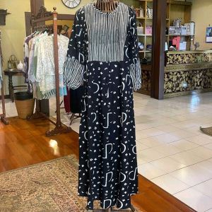 Ovi Dress Rayon by Dian Pelangi LIMITED EDITION Busana Homey Muslim Daily Maxi Gamis Abaya Kaftan Gaun Outfit Busui Casual Formal Pesta Pernikahan Kondangan Wanita Hijaber Cantik Anggun Modis Modern Mewah Model Korea Terbaru Motif Hitam Monokrom Kekinian