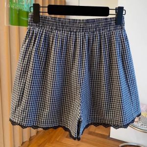 Quần Short Kẻ Caro Ren Viền Cổ Điển Cho Nữ Mùa Hè 2025 Quần Ống Rộng Cạp Cao Rộng Rãi Giảm Béo Trẻ Trung Mới Về