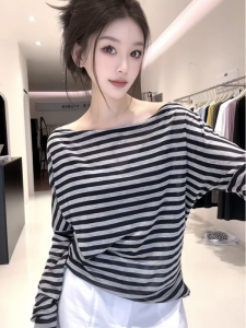 เสื้อยืดคอกลมแขนยาวทรงสลิมฟิตสำหรับผู้หญิง ฤดูใบไม้ร่วง 2025 เสื้อเชิ้ตคอกลมแบบลำลอง ดีไซน์เก๋ไก๋ ใส่ได้หลากหลาย