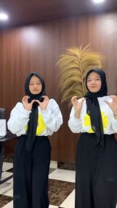 ONE DAISY BIG SUN FLOWER CRAWNECK