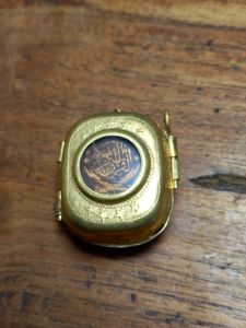 AL quran Stambul Turkey Tinta Emas dengan wadah kuningan antik vintage bisa buat liontin dan tulisan sangat jelas sekali