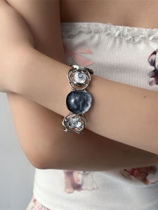 สร้อยข้อมือโลหะสีน้ำเงินสไตล์ย้อนยุค ดีไซน์ดอกไม้ สร้อยข้อมือสุดเก๋สำหรับผู้หญิง สร้อยข้อมือสไตล์วินเทจ สร้อยข้อมือแบบเปิด สร้อยข้อมือแฟชั่น