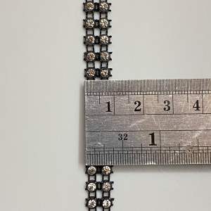 เพชรเส้น 2แถว ขนาด 9 มิล  3แถว ขนาด 1.3 ซม. / สีขาว - สีดำ ราคาเริ่มต้นเมตรละ 179 บาท