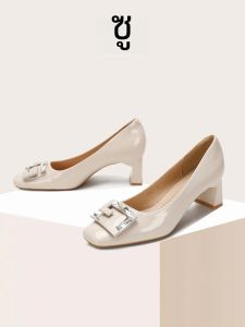 Su Social Chunky Heel รองเท้าส้นสูงสไตล์ใหม่เดินทาง เรียบง่าย สีเบจ สิทธิบัตร หนัง รองเท้าเดี่ยวตัดต่ําผู้หญิงโลหะหัวเข็มขัดสี่เหลี่ยม