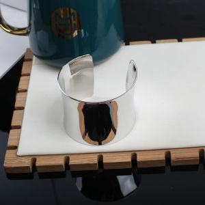 ฤดูใบไม้ร่วง ฤดูหนาว ใหม่ Km Arc Wide ลื่น สร้อยข้อมือเรียบง่าย ดีไซน์ High End รู้สึกเปิดแสงหรูหรา เสื้อสเวตเตอร์ สร้อยข้อมือสําหรับผู้หญิง