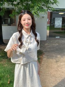 ชุดเสื้อเชิ้ตผู้หญิงสไตล์วินเทจพร้อมโบว์ผีเสื้อและกระโปรงทรงเอยาวปานกลาง ชุดสองชิ้น ชุดแฟชั่นฤดูร้อนสำหรับผู้หญิงอายุ 18-25 ปี