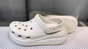 CROCS CRUSH CLOG SHIMMER WANITA/ SANDAL WANITA/ CRUSH CLOG SHIMMER/ ANTI SLIP DAN ANTI LICIN