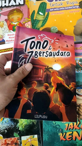 NOVEL GRAFIS TONO & 7 BERSAUDARA karya LILPUDU (Penulis Novel Mega Best Seller \\\"LAUT PASANG SERIES\\\")\n Apa Itu Novel Grafis Tono & 7 Bersaudara?\nNovel grafis Tono & 7 Bersaudara adalah sebuah karya sastra grafis yang dikarang oleh Lilpudu, seorang penulis novel mega best seller \\\"Laut Pasang Series\\\". Cerita ini mengisahkan tentang Tono, seorang remaja yang harus berjuang melawan berbagai tantangan hidup bersama tujuh saudaranya. Novel grafis ini menawarkan pengalaman membaca yang unik dan menarik bagi pembaca remaja.