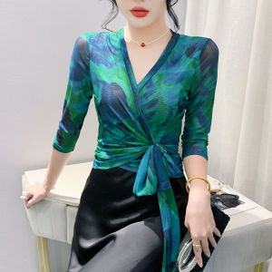 YIMEI เสื้อยืดผ้าตาข่ายพิมพ์ลาย2024สำหรับแฟชั่นของผู้หญิงเข้ารูปพอดีเสื้อคอวีคล้องคอสไตล์ใหม่ฤดูร้อนเสื้อผ้ากันแดดแขนกลาง