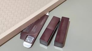 Available in 3 Shades Matte Lipstick Matte Velvet Waterproof Non-fading Lip Gloss That Enhances Color and Brightens Lips Suitabl
