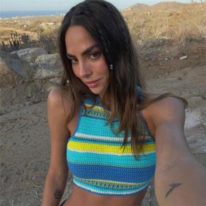 เสื้อสเวตเตอร์คอตั้งสีบล็อกลายทางสั้นสไตล์ลำลองสำหรับผู้หญิงในช่วงฤดูร้อนปี 2023 เสื้อคลุมกันหนาวแบบสวมหัวแขนยาว