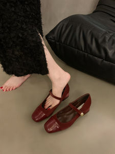 รองเท้า Mary Janes ส้นเตี้ยสีแดง ทรงสี่เหลี่ยม สำหรับผู้หญิง ฤดูใบไม้ผลิและฤดูใบไม้ร่วง รองเท้าหนัง PU หัวแหลม รองเท้าแฟชั่น