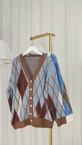 เสื้อคลุมไหมพรมแขนยาว แต่งลวดลายกราฟฟิกสลับสี แนวสาวเกาหลีเก๋ๆ รุ่นติดกระดุมดีไซน์ลวดลายกระดุม กันหนาวได้ดี