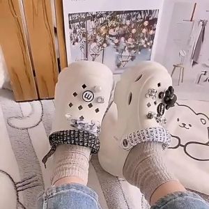 LEAShop HOT DEAL รองเท้าหัวโตสุดฮิต มาใหม่ สีสันสดใสลงตัวไปกับ เซ็ท Jibbitz รุ่นล่าสุด ทรงสวย คุณภาพดี ราคาสุดคุ้ม ดีขนาดนี้ ไม่มีไม่ได้แล้วป่ะ