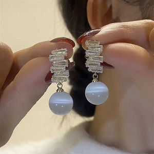 ต่างหูมุกสีขาวประดับเพชรเซอร์โคเนียรูปทรงหัวใจแบบยาวหรูหราสไตล์ฝรั่งเศส ชุบทอง เครื่องประดับแฟชั่นสำหรับผู้หญิง