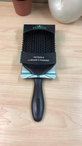 แปรงหวีผม ยี่ห้อ Denman รุ่น D83 ขนาด 8 x 24.5 ซม. นำเข้าจากประเทศอังกฤษ แปรงอย่างดี สีดำ ด้ามจับถนัด สินค้าคุณภาพ ตรงปก ส่งเร็ว