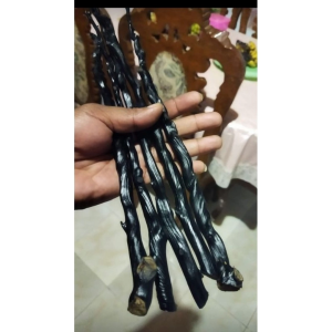 Bahan Gelang Pohon Akar Bahan Alami Untuk Kerajinan\\n\\n Mengenal Bahan Akar Bahar\\n\\nAkar Bahar adalah bahan alami yang populer digunakan dalam pembuatan kerajinan tangan, termasuk gelang. Bahan ini memiliki keunggulan dibandingkan dengan bahan lainnya karena sifat alaminya yang ramah lingkungan dan tahan lama.\\n\\n Kelebihan Bahan Akar Bahar\\n\\nBerikut adalah beberapa kelebihan dari bahan akar Bahar:\\n\\n- **Ramah Lingkungan**: Akar Bahar merupakan bahan alami yang dapat diolah tanpa perlu menggunakan bahan kimia berbahaya.\\n- **Tahan Lama**: Akar Bahar memiliki sifat yang tahan lama dan tidak mudah rusak, sehingga cocok digunakan untuk membuat gelang yang akan bertahan lama.\\n- **Unik**: Setiap akar Bahar memiliki pola dan tekstur yang unik, sehingga setiap gelang yang dibuat akan memiliki ciri khas sendiri.\\n\\n Cara Mendapatkan Bahan Akar Bahar\\n\\nAkar Bahar dapat diperoleh dengan mudah di alam liar atau ditumbuhkan sendiri. Jika Anda ingin mendapatkan akar Bahar yang sudah siap digunakan, Anda bisa membelinya di toko kerajinan tangan atau online.\\n\\n Membuat Gelang Tahan Lama & Ramah Lingkungan Dari Akar Bahar\\n\\nBerikut adalah langkah-langkah untuk membuat gelang minimalis berurat dari akar Bahar:\\n\\n1. Siapkan bahan-bahan yang dibutuhkan, yaitu akar Bahar, gunting, dan lem.\n2. Potong akar Bahar menjadi potongan-potongan kecil dengan panjang sekitar 2 cm.\n3. Susun potongan-potongan akar Bahar secara rapi dan ikat ujungnya dengan benang.\n4. Gunakan lem untuk menempelkan potongan-potongan akar Bahar sehingga membentuk gelang.\n5. Biarkan lem kering dan gelang siap digunakan.\\n\\n Tips Untuk Memilih Bahan Gelang Untuk Kerajinan\\n\\nBerikut adalah beberapa tips untuk memilih bahan gelang untuk kerajinan:\\n\\n- **Pilih bahan yang ramah lingkungan**: Bahan-bahan alami seperti akar Bahar adalah pilihan yang baik karena tidak menggunakan bahan kimia berbahaya.\\n- **Pilih bahan yang tahan lama**: Bahan-bahan yang tahan lama akan membuat gelang Anda bertahan lebih lama dan tidak mudah rusak.\\n- **Pilih bahan yang unik**: Pilih bahan yang memiliki pola dan tekstur unik untuk membuat gelang yang menarik dan berbeda dari yang lainnya.\\n\\n Gelang Pohon Untuk DIY\\n\\nBerikut adalah beberapa inspirasi kreasi gelang dari akar Bahar:\\n\\n- **Gelang minimalis berurat**: Susun potongan-potongan akar Bahar secara rapi dan ikat ujungnya dengan benang untuk membuat gelang minimalis berurat.\\n- **Gelang berbentuk pohon**: Gunakan potongan-potongan akar Bahar untuk membuat bentuk pohon di gelang Anda.\\n- **Gelang dengan aksen**: Tambahkan aksen seperti manik-manik atau batu alam ke gelang Anda untuk membuatnya lebih menarik.\\n\\n Cara Mengawetkan Gelang Pohon Akar Bahar\\n\\nBerikut adalah beberapa cara untuk mengawetkan gelang pohon akar Bahar:\\n\\n- **Simpan dalam kotak**: Simpan gelang Anda dalam kotak khusus untuk menjaga kebersihan dan mencegah kerusakan.\\n- **Jangan basahkan**: Jangan basahkan gelang Anda karena air dapat merusak bahan alami.\\n- **Jauhkan dari panas**: Jauhkan gelang Anda dari sumber panas seperti sinar matahari langsung atau pemanggang karena panas dapat merusak bahan alami.\"\n}