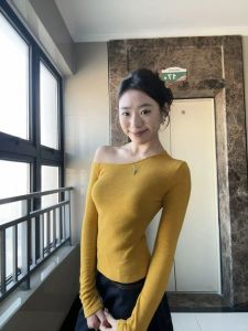 เสื้อยืดแขนยาวป้องกันแสงแดดสไตล์เกาหลีสำหรับผู้หญิง ทรงเข้ารูป ทรงสลิมฟิต ทรงเข้ารูป ทรงเข้ารูป เสื้อผ้าทำงาน ฤดูร้อน 2025