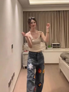 เสื้อกั๊กสั้นสายเดี่ยวสีขาวสไตล์อเมริกันหวานและเผ็ดร้อนสำหรับผู้หญิง เสื้อชั้นในสีกลางๆ สำหรับใส่กับชุดสูทในฤดูร้อน เสื้อสปอร์ตเซ็กซี่