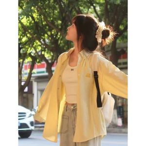 เสื้อเชิ้ตผู้หญิงลายทางสไตล์เกาหลีย้อนยุค ทรงหลวม แขนยาว ปกโปโล ป้องกันแสงแดด สีเหลือง ฤดูใบไม้ร่วง 2025 ฤดูใบไม้ร่วง