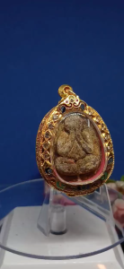 Super Famous Top Monk Lp Toh(Wat Pradochimplee) Jumbo 2 Nur Phong Kesorn Phra Pidta Amulet BE2521~23 back with Lp Toh YantCome with Cerificate 大名鼎鼎的圣僧龙婆多必打佛珍宝2经典掩面佛佛牌(又称拍必打佛)品相完美非常适收藏或佩戴背面经典经文已包好精美镀金龙牙壳