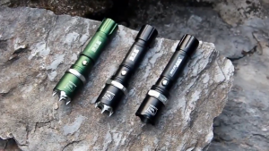 ไฟฉายแรงดันสูง ไฟฉาย LED แบบชาร์จไฟได้อลูมิเนียม Shark ไฟฉาย LED แบบชาร์จไฟได้หลายแบบสำหรับสาว ๆ อาวุธป้องกันตัวหมาป่าไฟฉายยุทธวิธี ไฟฉาย LED แบบชาร์จไฟได้