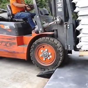 [COD + จัดส่งภายใน 24 ชั่วโมง] (ไม่มีความเสียหายหลังการใช้งาน 10 ปี) ไม้เลื้อยทางเท้า ทางลาดในรถ ทางลาดสำหรับรถเข็น วัสดุยาง ทนทาน และทนความร้อน ทางเท้ายางมีความต้านทานแรงดันได้ดี และไม่มีน้ำสะสมบนทางลาดปีนเขา สามารถรองรับน้ำหนักตัวรถได้