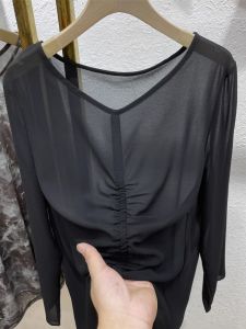 เสื้อยืดแขนยาวผ้าชีฟองหลวมๆ สีดำ คอวี สำหรับผู้หญิง ฤดูร้อน 2023 เสื้อเชิ้ตแขนยาวทรงหลวมๆ ป้องกันแสงแดด แฟชั่น