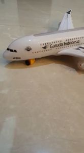 Mainan Pesawat Garuda Indonesia 32cm Lampu Led dan Musik