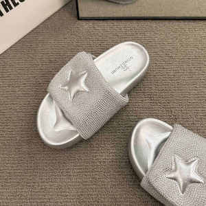 รองเท้าแตะด้านล่างหนาแฟชั่นสําหรับผู้หญิงฤดูร้อน 2024 สไตล์ใหม่ Rhinestone Embellished SLIP-ON รองเท้าลําลองเหมาะสําหรับเยาวชน