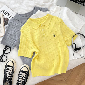 เรียบหรู กระต่ายปักคอโปโล ถัก แขนสั้น หลวม พรางหุ่น เสื้อเชิ้ตตัวยาวสั้น เสื้อท่อนบน สําหรับผู้หญิง ฤดูร้อน เดินทาง