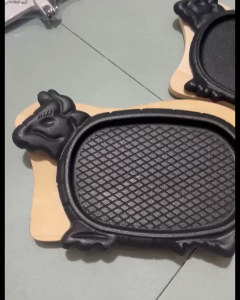 Chảo Gang Làm Bò Né Vân Sọc Size Lớn 33.5 x 19cm ( Đế Gỗ ) Bò Beefsteak Lúc Lắc Ốp La